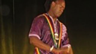 日ケニア外交樹立50周年記念コンサートで演奏するラティール