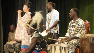 Latyr Sy and YAS-KAZ co-starred in percussion in Kenya. Concert held by the Embassy of Japan in Kenya