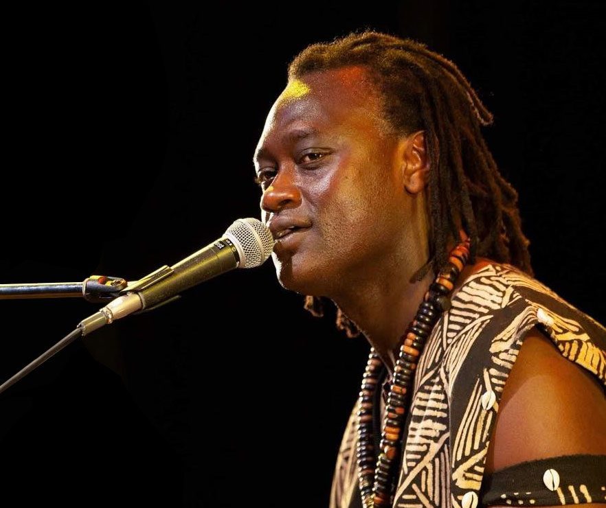 ラティール LatyrSy（セネガルのパーカッショニスト）がアフリカンドラムでアニソンを歌う
