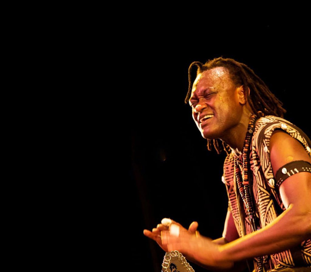 ラティール ・シー Latyr Sy ライブでアフリカの楽器（ジェンベ・ジャンベ）を演奏