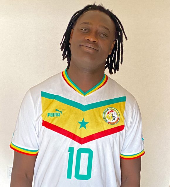 セネガルサッカー代表ユニフォームを着るラティール