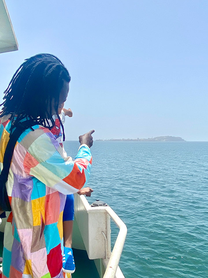 セネガルの首都ダカールの港からフェリーから見えるゴレ島