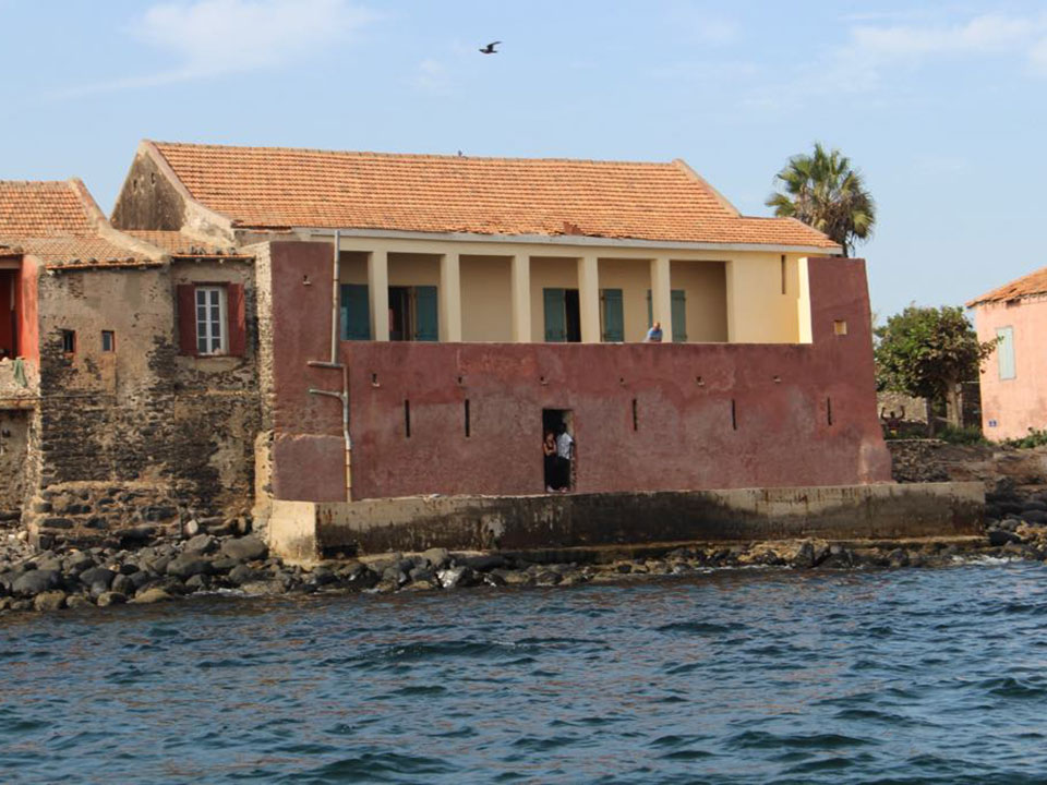 海から見たゴレ島の奴隷の家